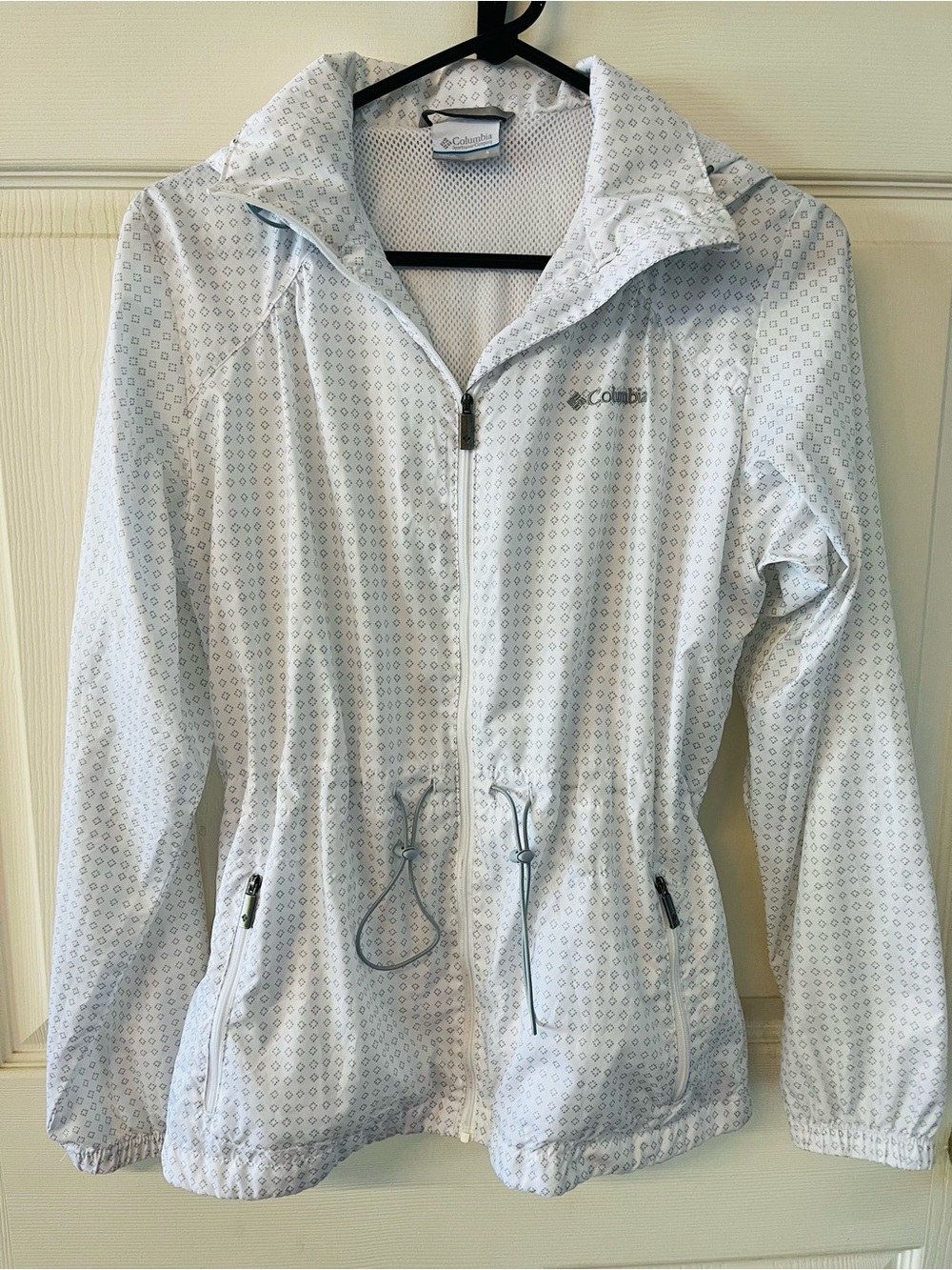 Columbia Women's lightweight jacket White with Gray Print size S